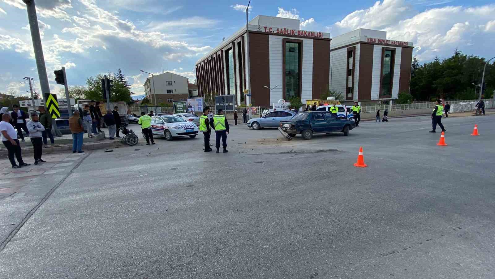KONYA’NIN KULU İLÇESİNDE OTOMOBİL İLE MOTOSİKLETİN ÇARPIŞMASI SONRASI MEYDANA GELEN