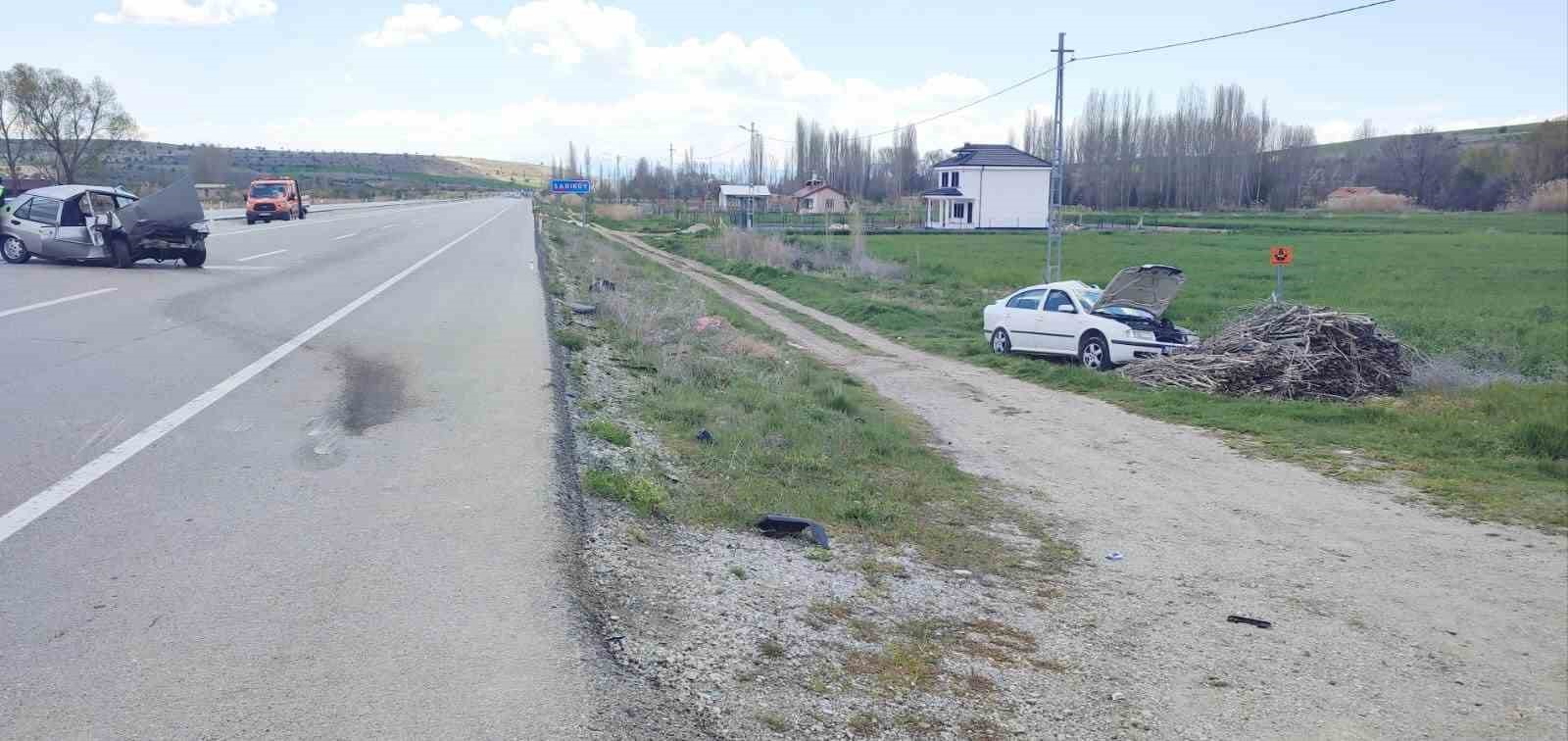 KONYA’NIN BEYŞEHİR İLÇESİNDE, SEYİR HALİNDEKİ OTOMOBİLİN KARA YOLUNDA PARK HALİNDE