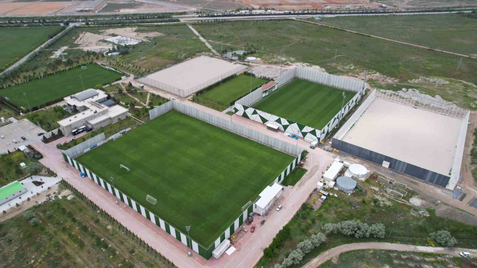 KONYA BÜYÜKŞEHİR BELEDİYESİ, KONYASPOR’UN KAYACIK TESİSLERİ’NE 2 ADET ÇİM SAHA