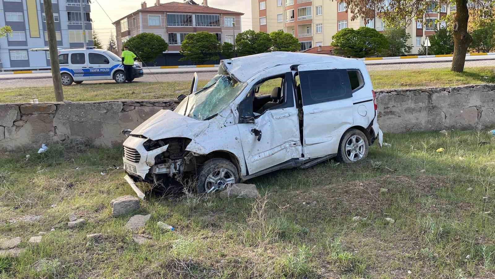 TAKLA ATAN HAFİF TİCARİ ARAÇ, YOL KENARINDA BULUNAN BAHÇE DUVARINA