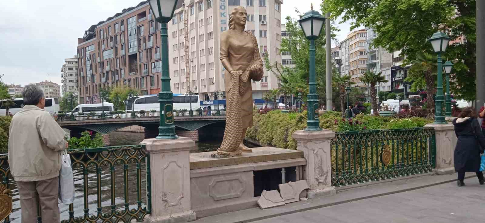 ESKİŞEHİR’İN KÖPRÜBAŞI MEVKİİNDE BULUNAN KÖPRÜDEKİ BİR HEYKELİN DUVARINA KİMLİĞİ BELİRSİZ