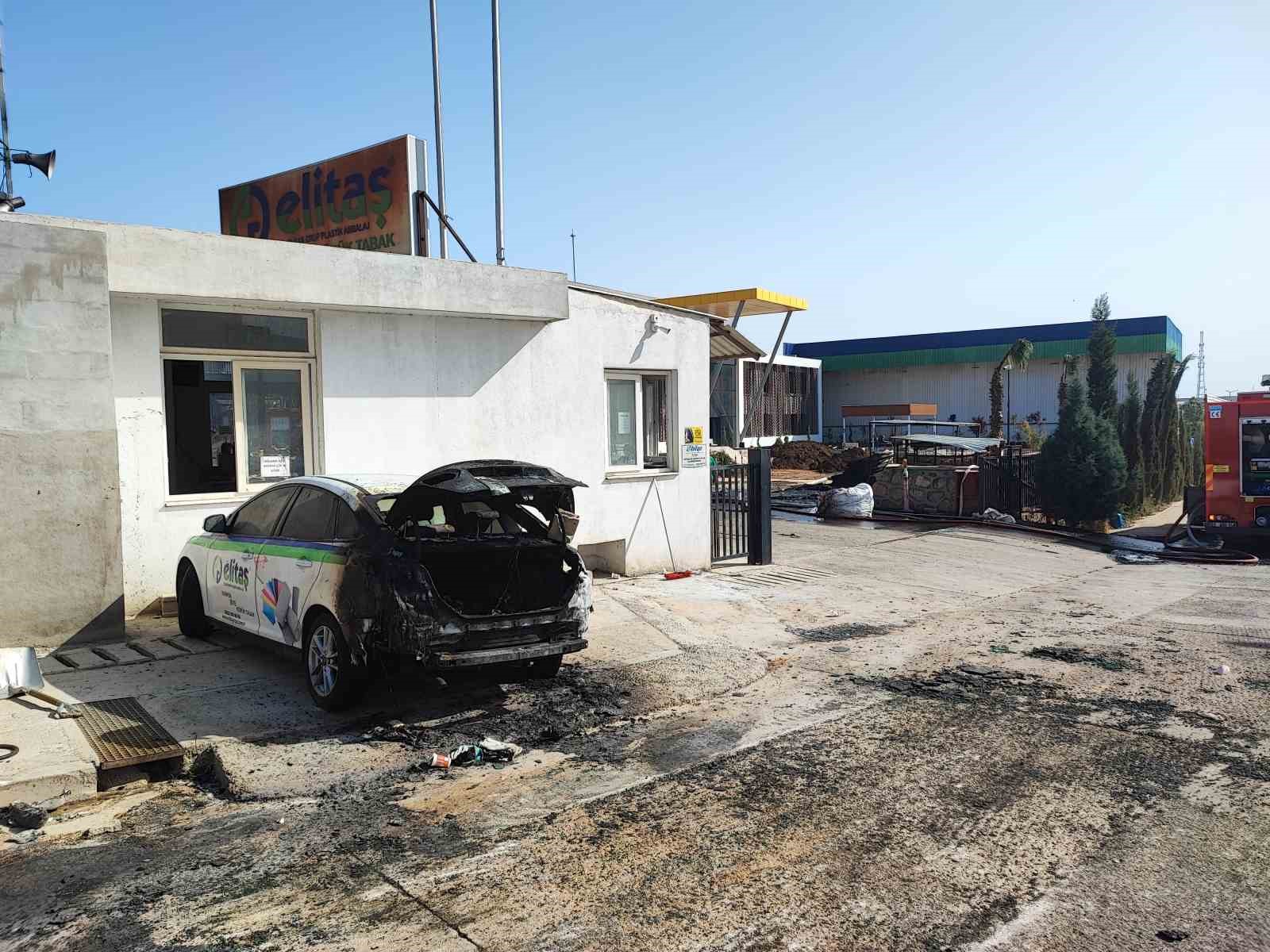 ADANA’DA KÖPÜK FABRİKASININ BAHÇESİNDE ÇIKAN YANGIN KONTROL ALTINA ALINDI.