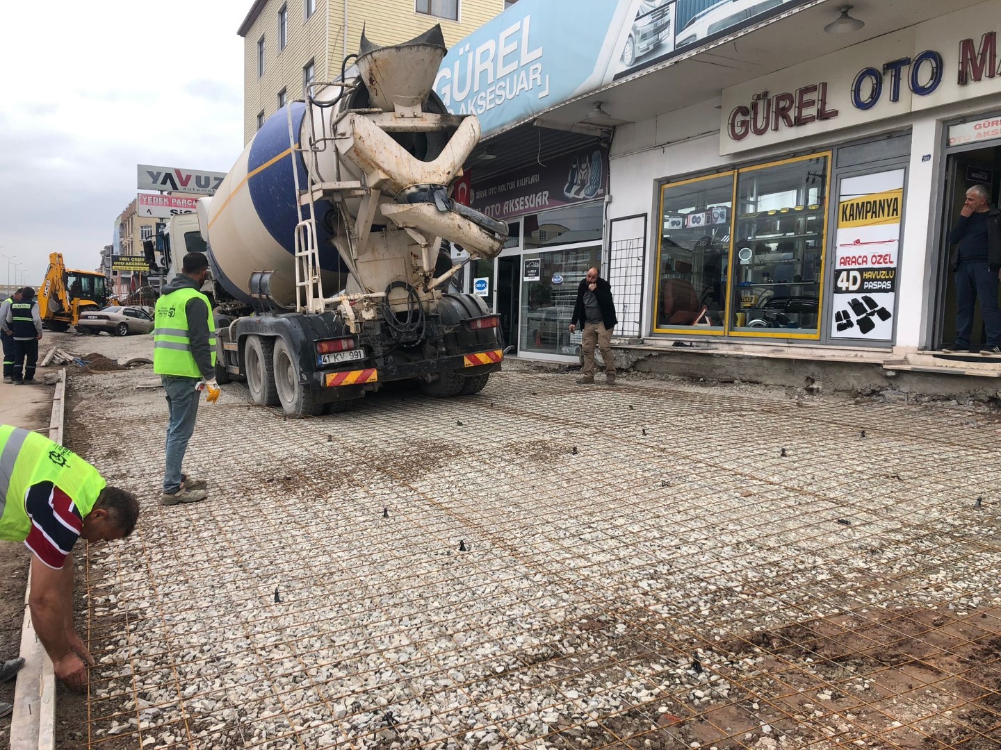 KOCAELİ BÜYÜKŞEHİR BELEDİYESİ, KÖRFEZ EŞREF BİTLİS CADDESİ'NDE BASKI BETON YAYA