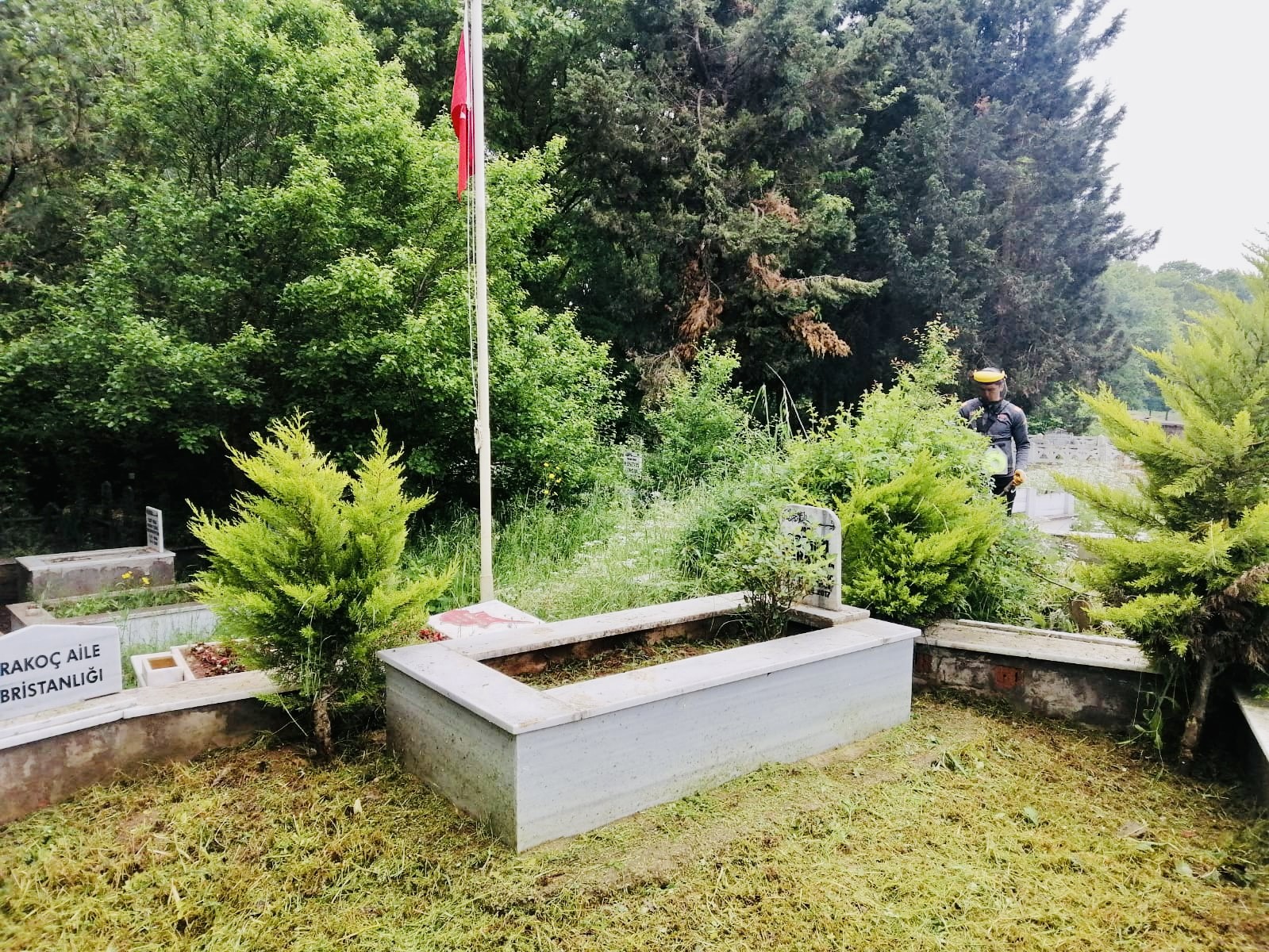 KÖRFEZ BELEDİYESİ, VATANDAŞLARIN MEZARLIK ZİYARETLERİNİ DAHA TEMİZ VE DÜZENLİ BİR