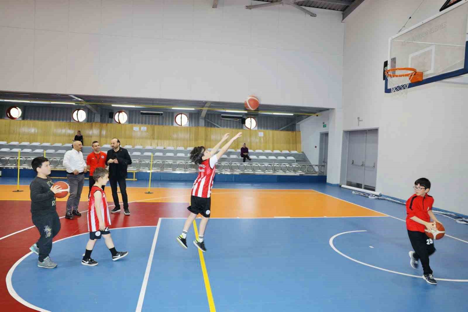 KÖRFEZ BELEDİYESİ SPOR AKADEMİLERİ'NDE BASKETBOL EĞİTİMİ ALAN GENÇ YETENEKLER, ANTRENMANLARDA