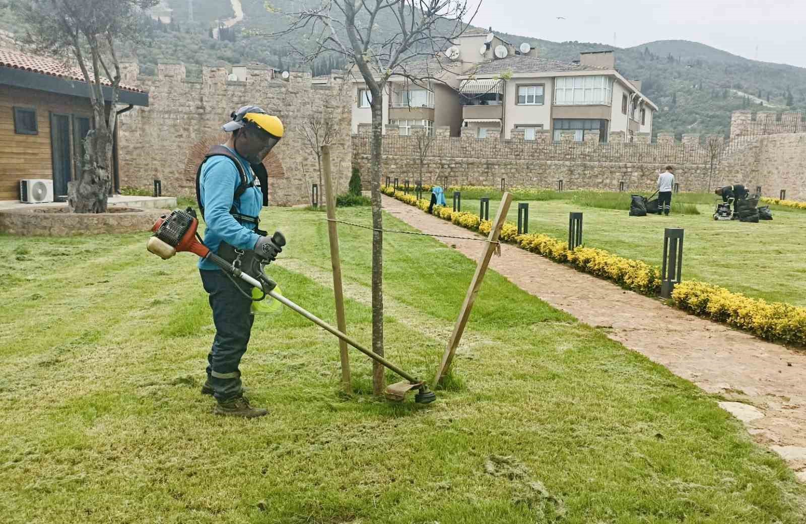 KÖRFEZ'DE HAVALARIN ISINMASIYLA BAŞLAYAN YABANİ OT TEMİZLİĞİ ÇALIŞMALARI DEVAM EDİYOR.
