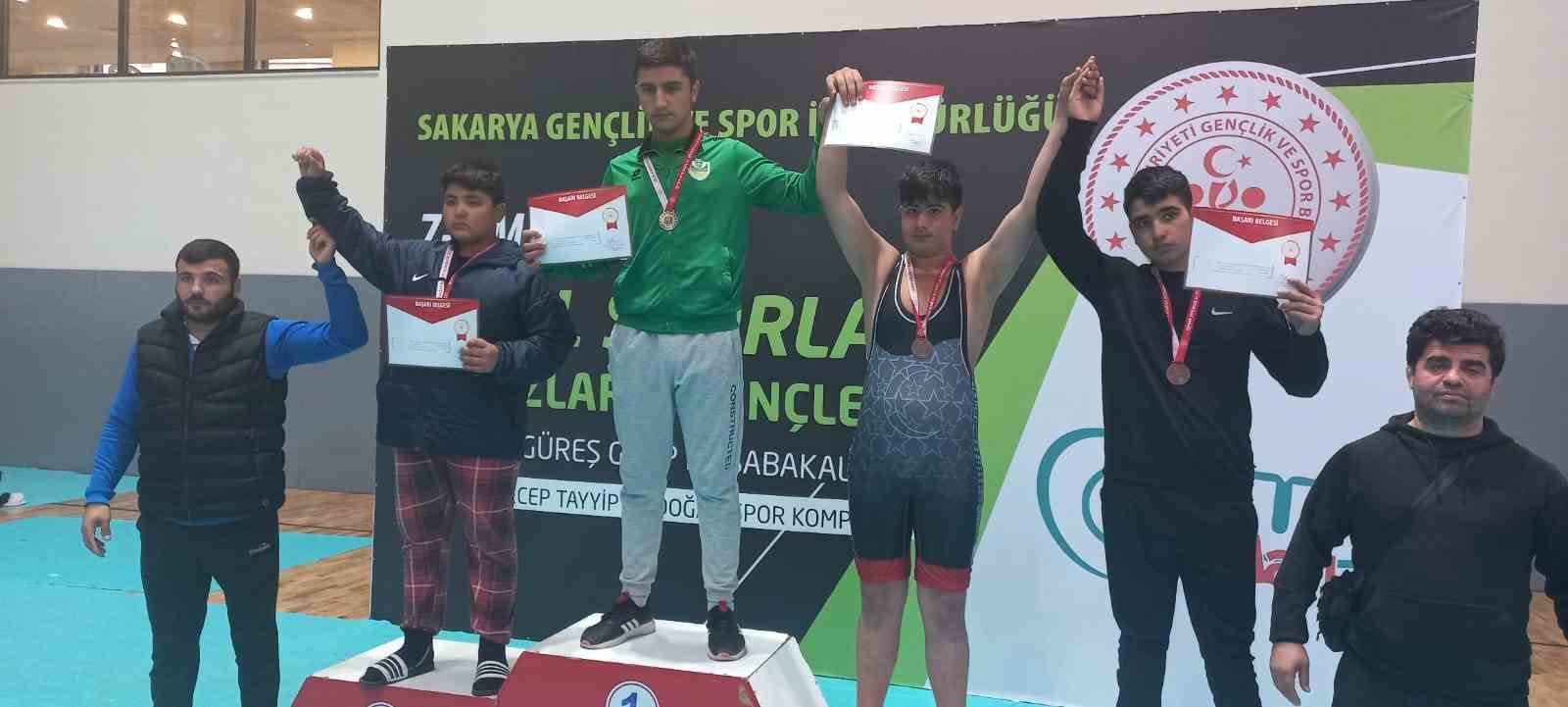 SAKARYA’DA DÜZENLENEN YILDIZLAR VE GENÇLER OKULLAR ARASI SERBEST STİL GÜREŞ