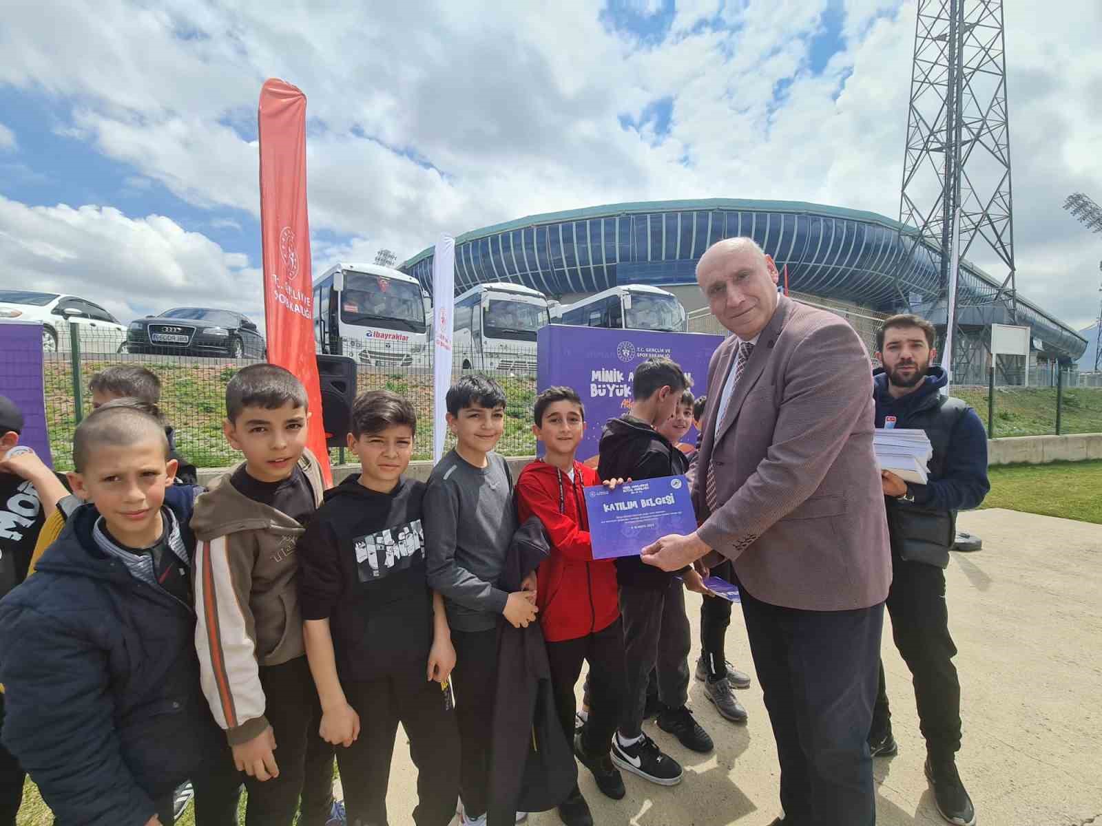 ERZURUM'DA ÇOCUKLARA DÜNYA ATLETİZM BİRLİĞİ TARAFINDAN HAZIRLANAN “ÇOCUK ATLETİZMİ GÜNÜ”