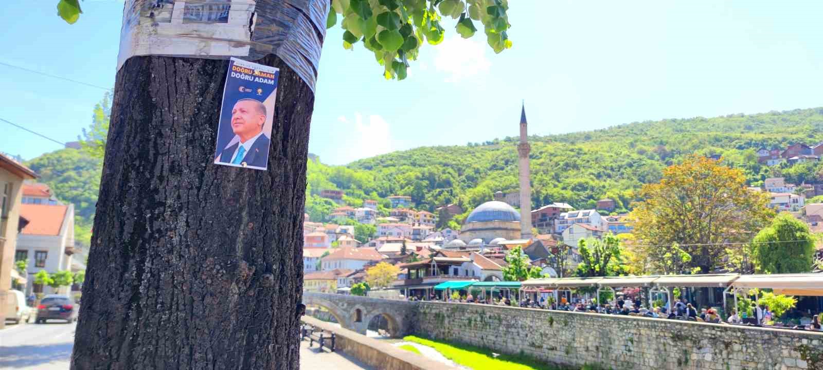KOSOVA’NIN PRİZREN KENTİNDE CADDELERDEKİ AĞAÇLARA, CUMHURBAŞKANI RECEP TAYYİP ERDOĞAN'IN FOTOĞRAFININ