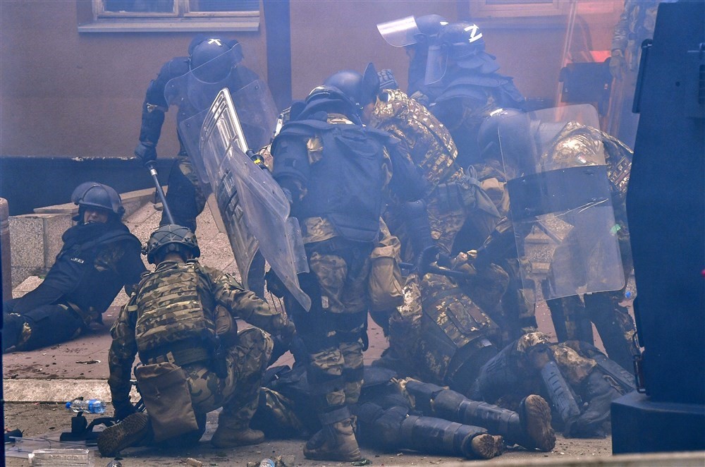 KOSOVA’DAKİ OLAYLARDA 25’İ KFOR ASKERİ 75 KİŞİ YARALANDI