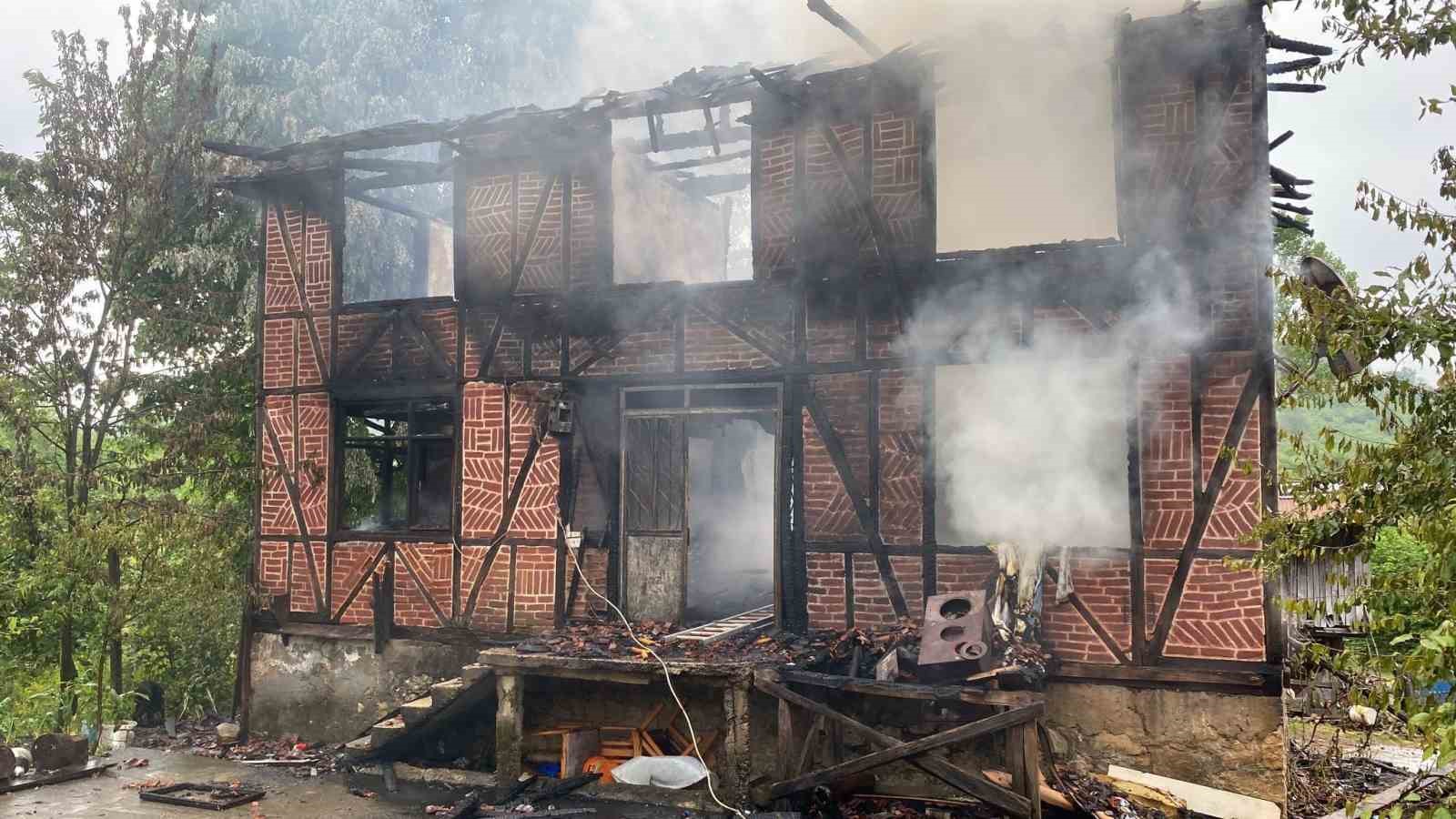 DÜZCE'NİN AKÇAKOCA İLÇESİNE BAĞLI KOÇULLU KÖYÜ’NDE 2 KATLI AHŞAP EV