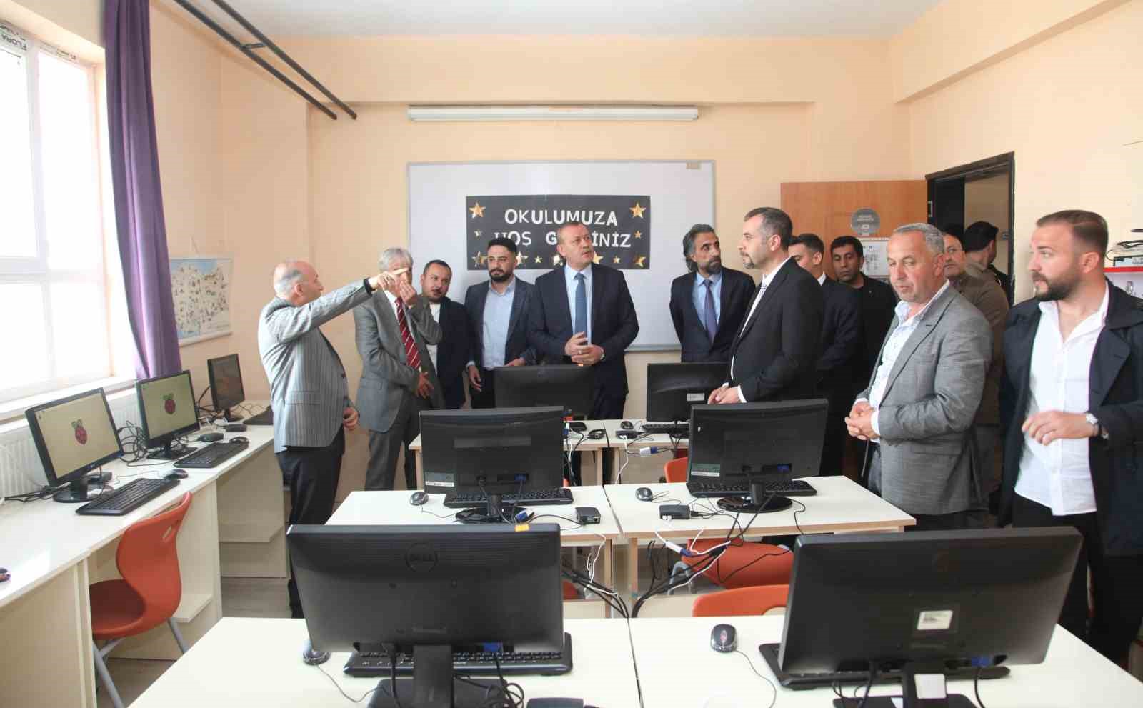 BİTLİS’İN AHLAT İLÇESİNDEKİ GÜZELSU ORTAOKULUNA “ROBOTİK KODLAMA” SINIFI KURULDU.