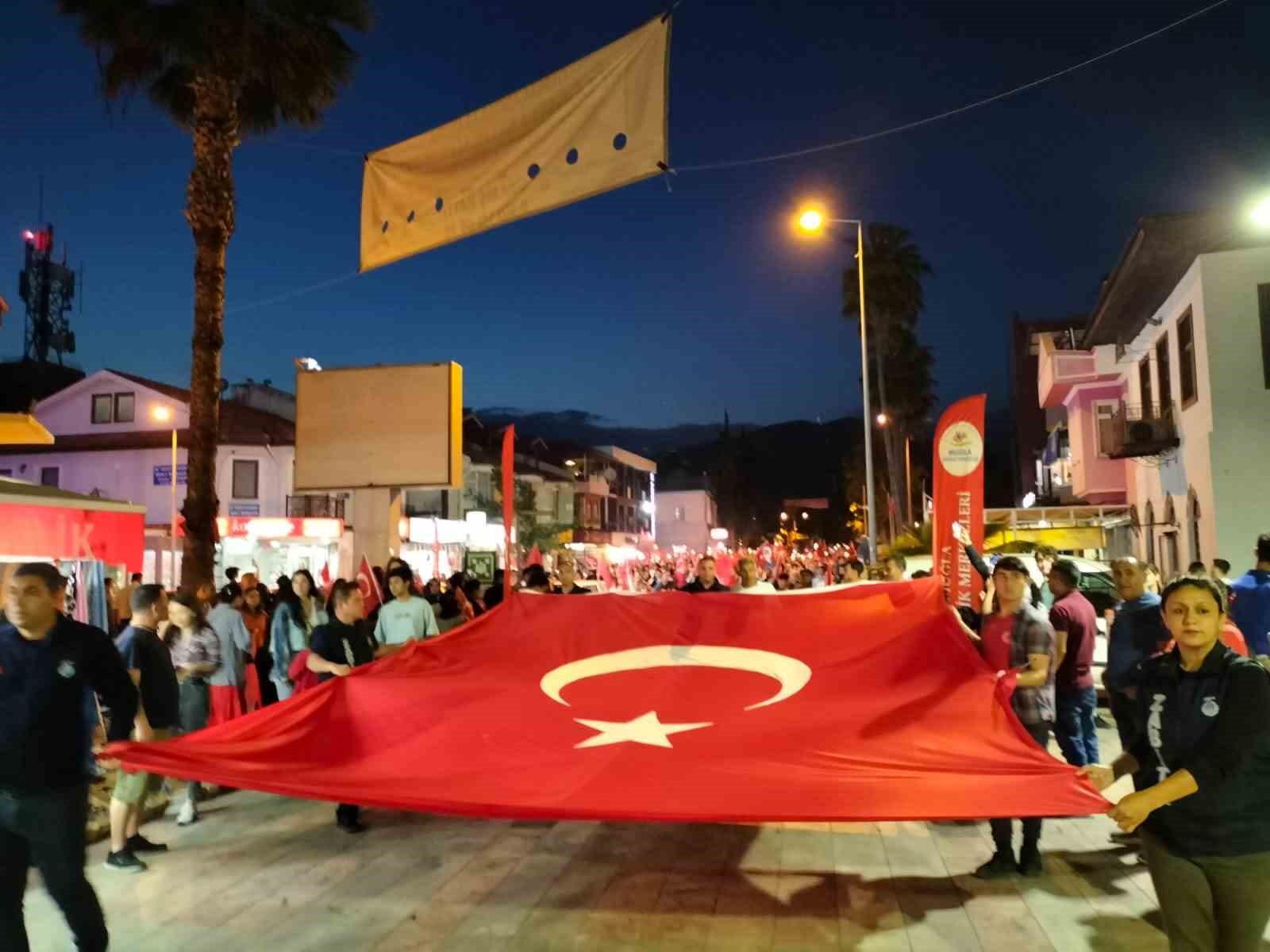 KÖYCEĞİZ’DE 19 MAYIS’IN COŞKUSU FENER ALAYLARIYLA SOKAĞA TAŞTI