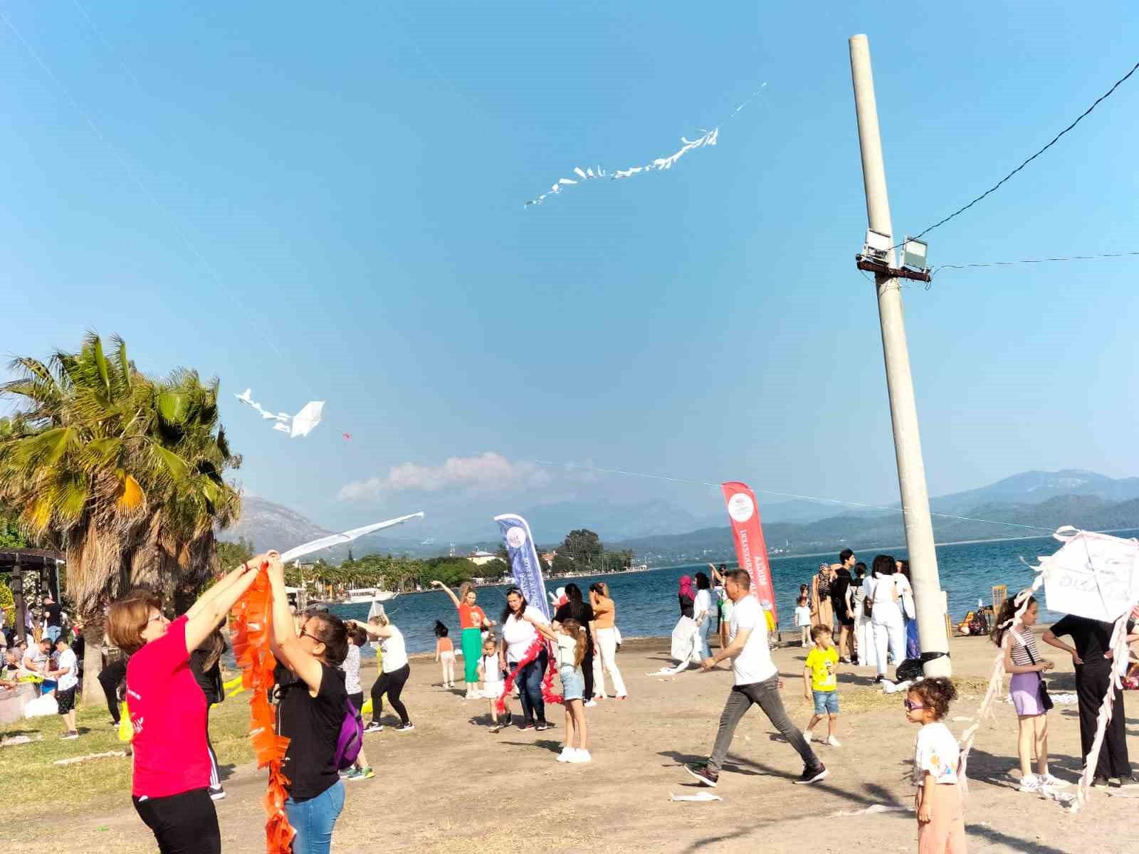 KÖYCEĞİZ’DE UÇURTMALAR ATATÜRK İÇİN UÇTU
