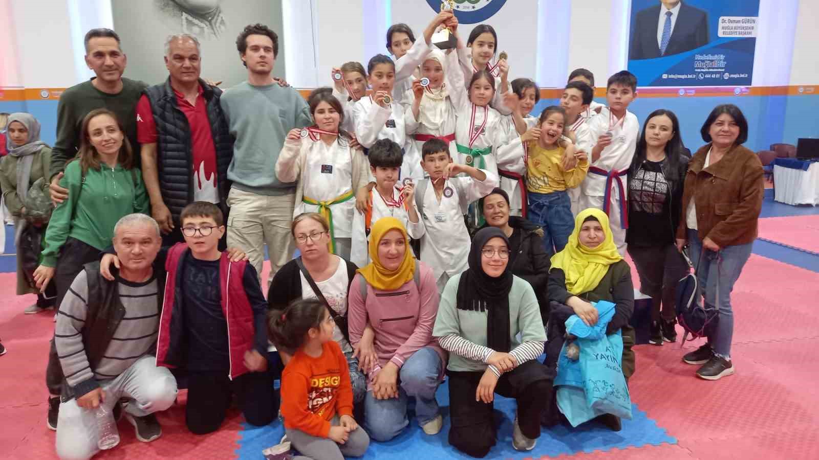 KÖYCEĞİZLİ TAEKWONDOCU MİNİK KIZLAR ŞAMPİYON OLDU