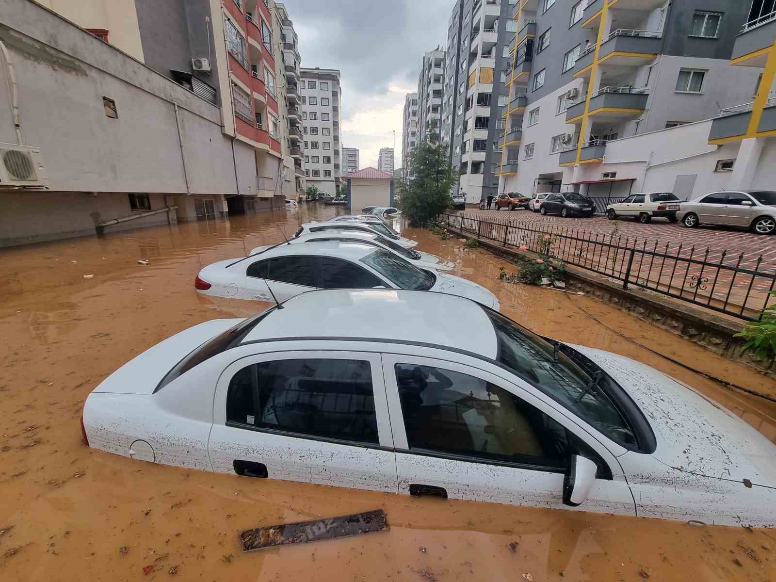 ADANA’NIN KOZAN İLÇESİNDE YAŞANAN SEL FELAKETİNDE KALDIRIMLAR SÖKÜLDÜ, ARAÇLAR SULAR