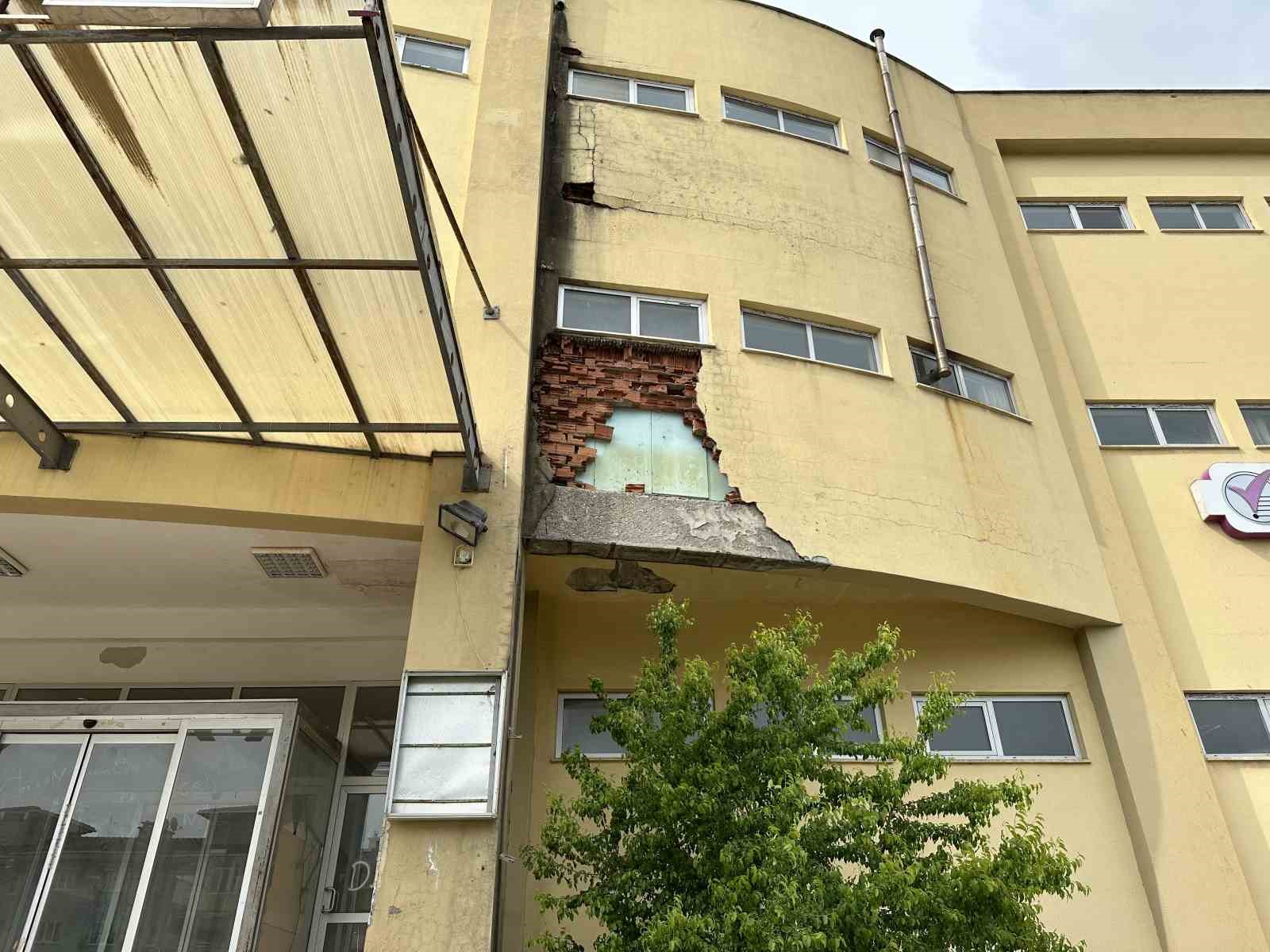 AVMNİN DIŞ CEPHESİNE ZARAR VERİLDİĞİ GÖRÜLDÜ
