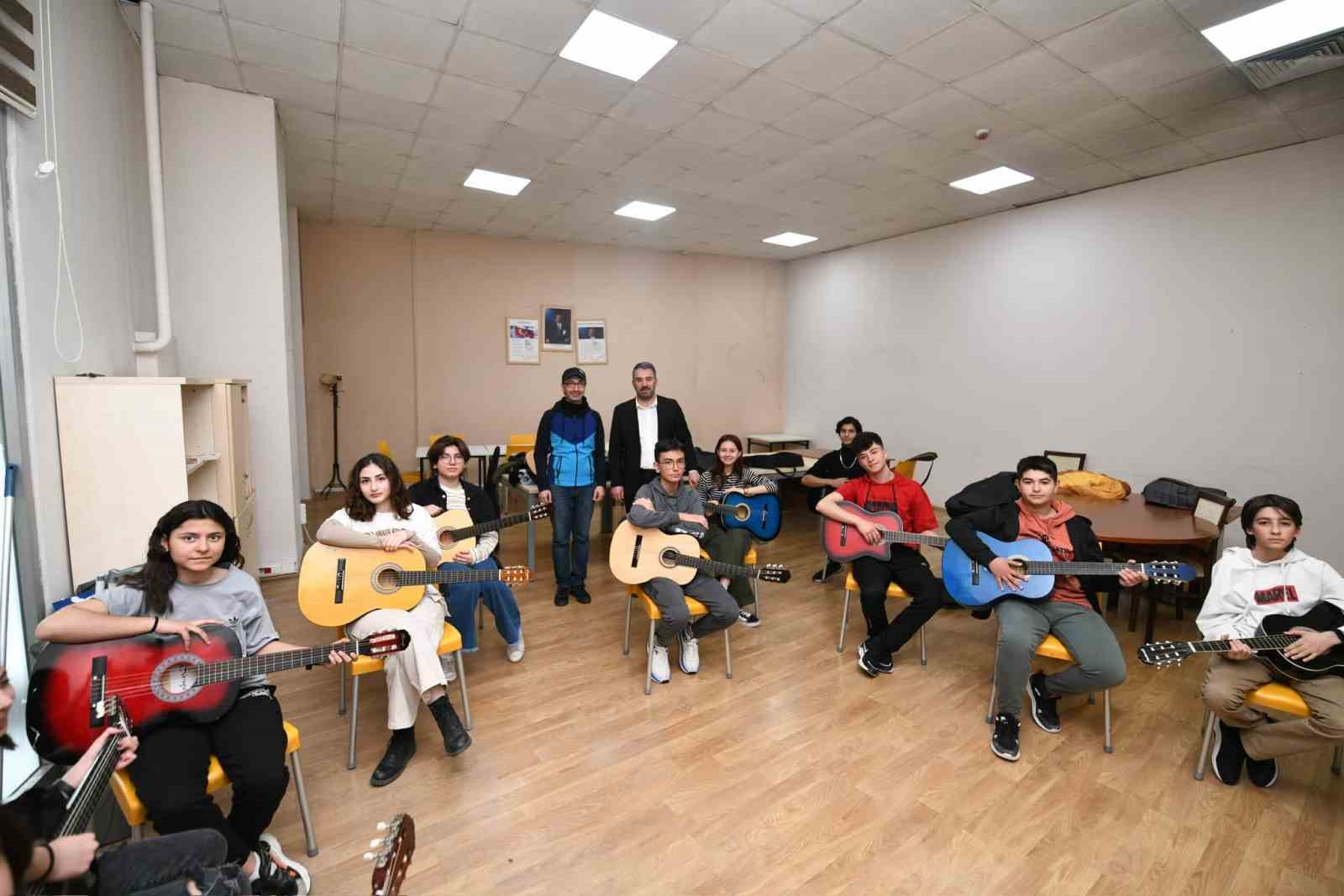 PURSAKLAR BELEDİYESİ, YAŞAM MERKEZİ’NDE GENÇLERİN HER ALANDA GELİŞİMİ İÇİN KÜLTÜR,