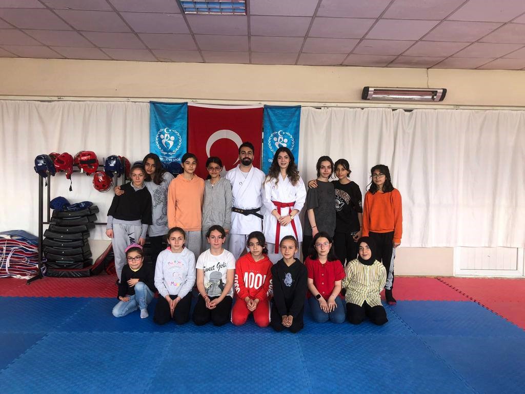 KARATE MİLLİ SPORCUSU ANTRENÖR ELYESACAN CİBALİ ÖNDERLİĞİNDE VE LİDER HOCA