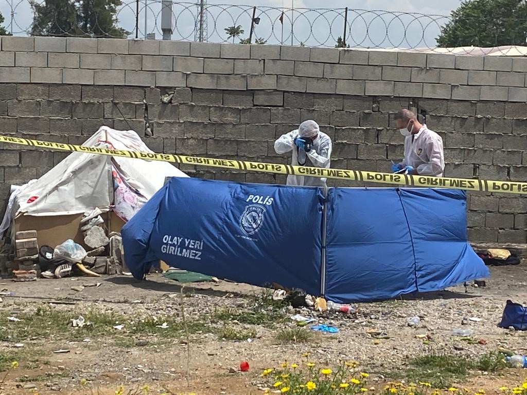 ANTALYA’DA 49 YAŞINDAKİ ADAM BOŞ ARAZİYE KURDUĞU ÇADIRIN HEMEN ÖNÜNDE