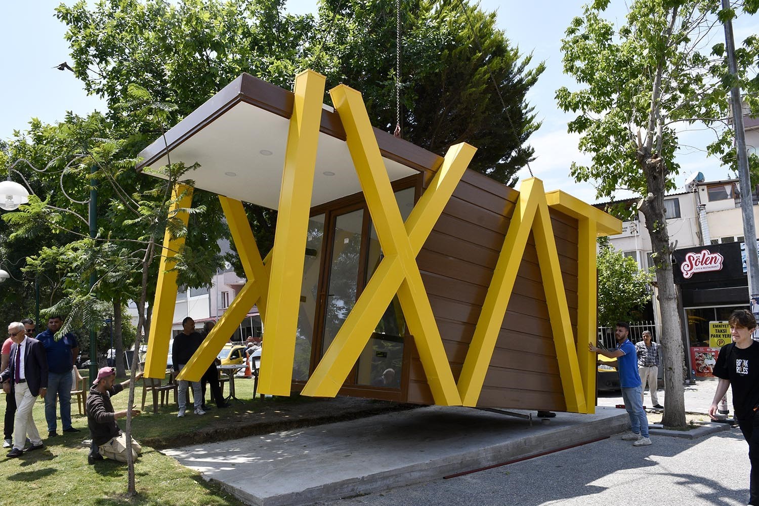 KUŞADASI'NA MODERN TAKSİ DURAKLARI
