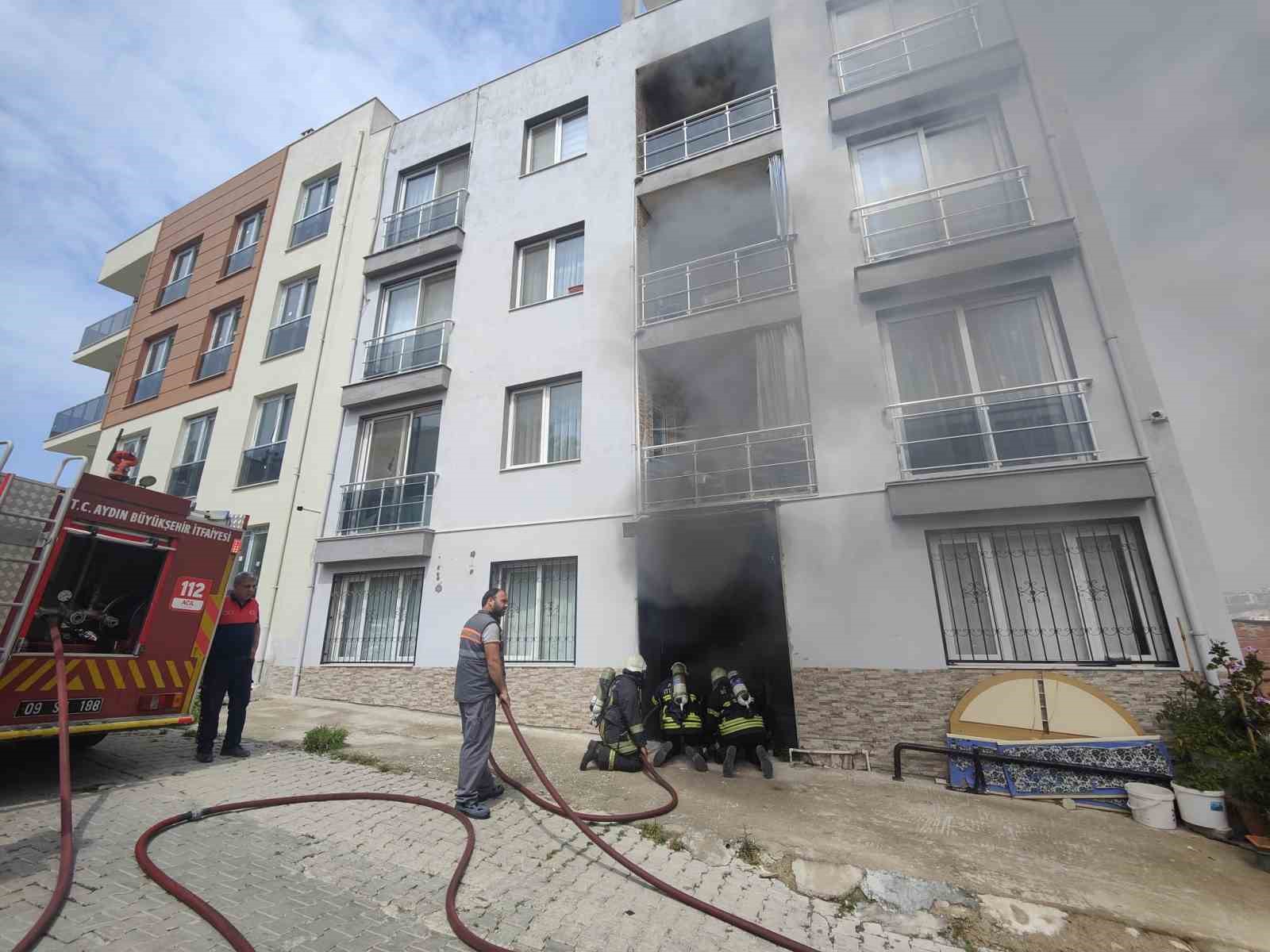 AYDIN'IN KUŞADASI İLÇESİNDEKİ BİR APARTMANIN ZEMİN KATINDAKİ DAİREDE ÇIKAN YANGIN