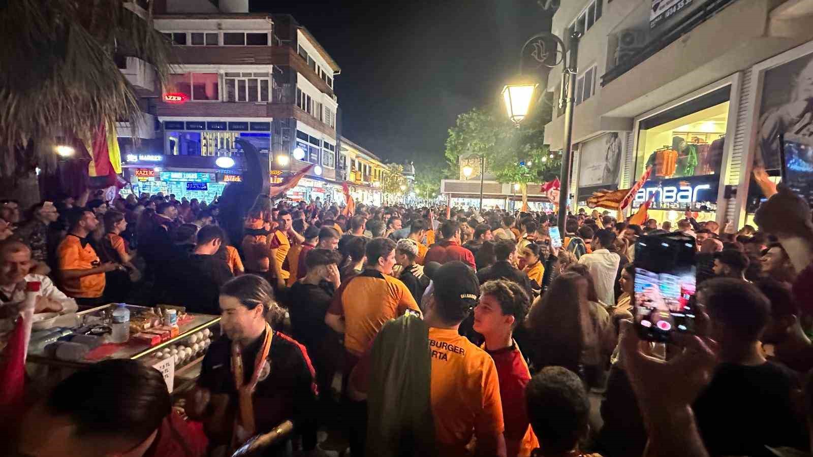 KUŞADASI’NDA GALATASARAY’IN ŞAMPİYONLUĞU KUTLANDI