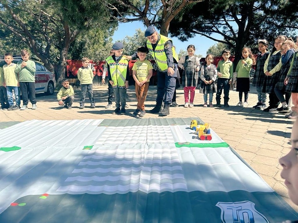 AYDIN’IN KUŞADASI İLÇESİNDE TRAFİK HAFTASI ÇERÇEVESİNDE JANDARMA EKİPLERİNCE VERİLEN EĞİTİMLERDE