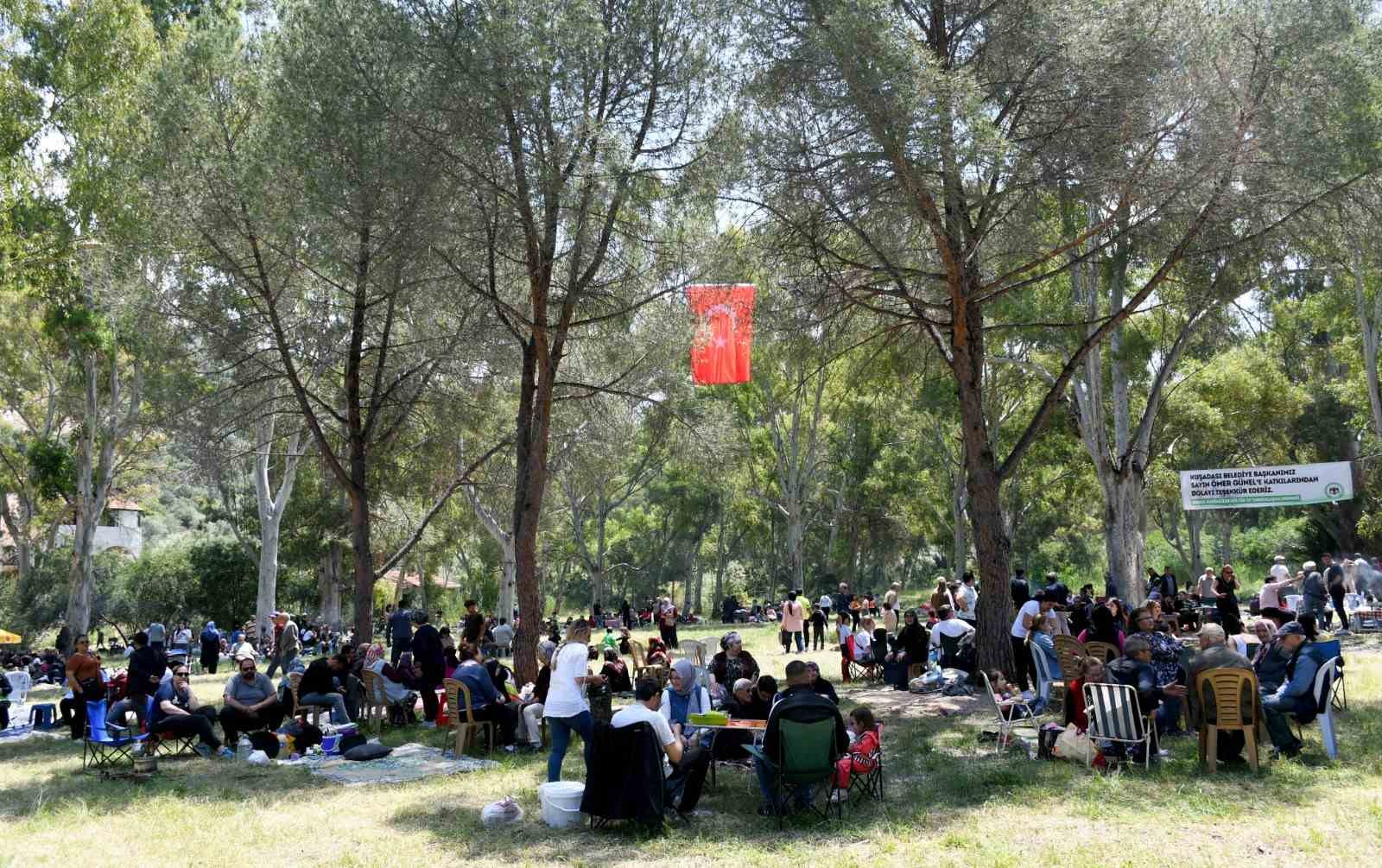 KUŞADASI'NDA YAŞAYAN HADİMLİLER ETLİ PİLAV ŞENLİĞİNDE BULUŞTU