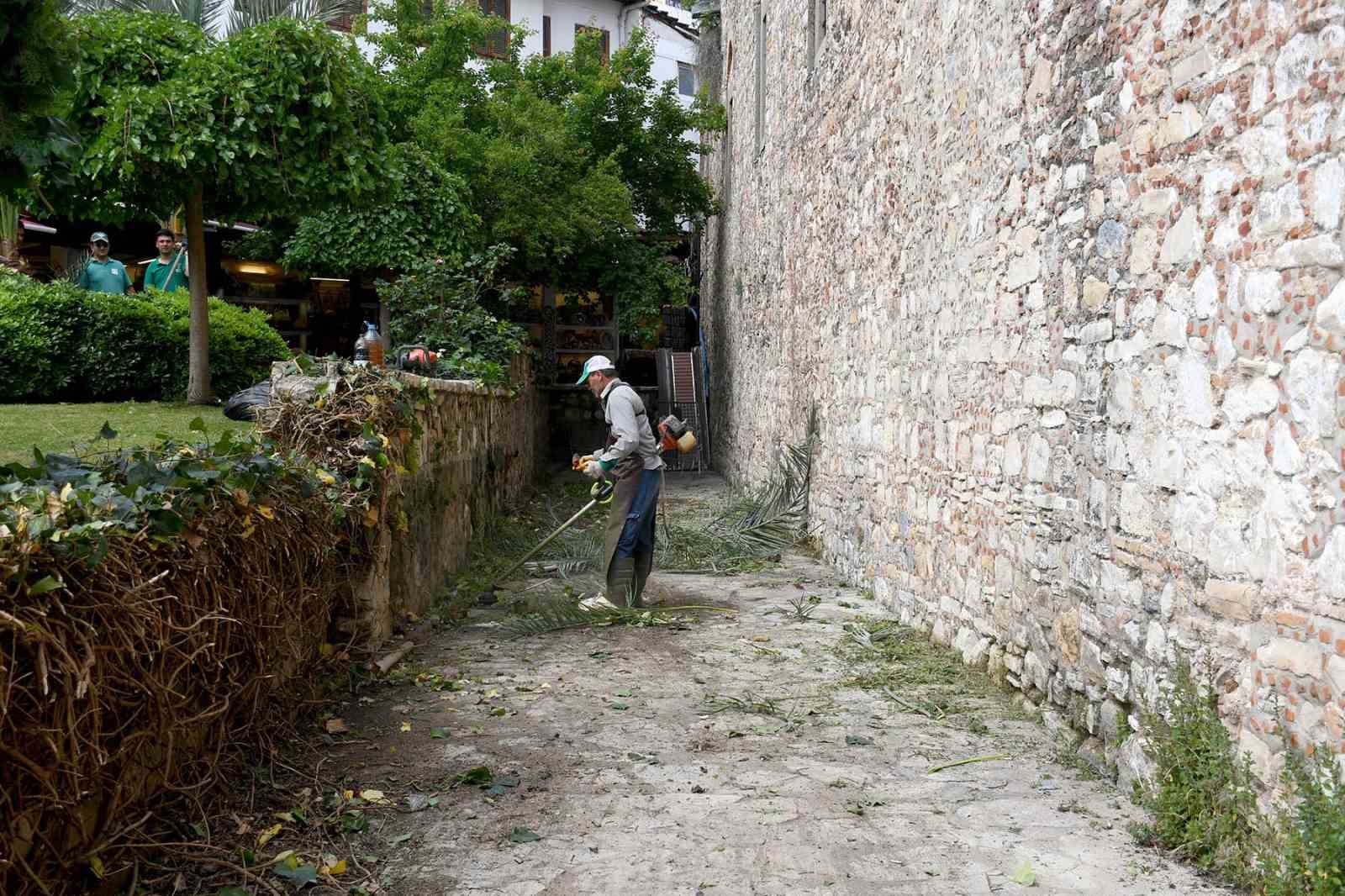 KUŞADASI’NIN TURİSTİK ÇARŞILARI GÖZ KAMAŞTIRIYOR