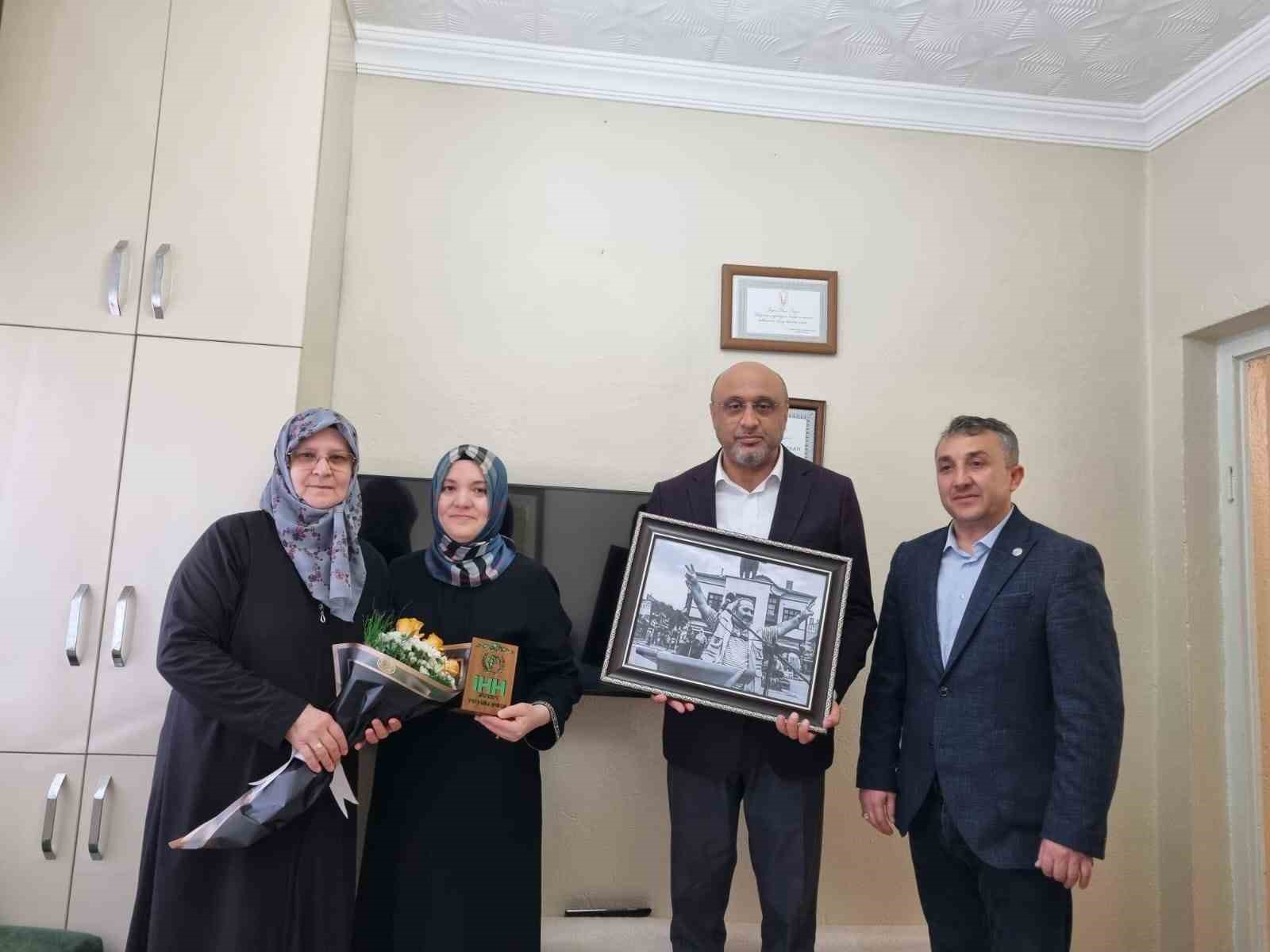 KÜTAHYA İHH’DAN MAVİ MARMARA GAZİSİNİN EŞİNE ZİYARET