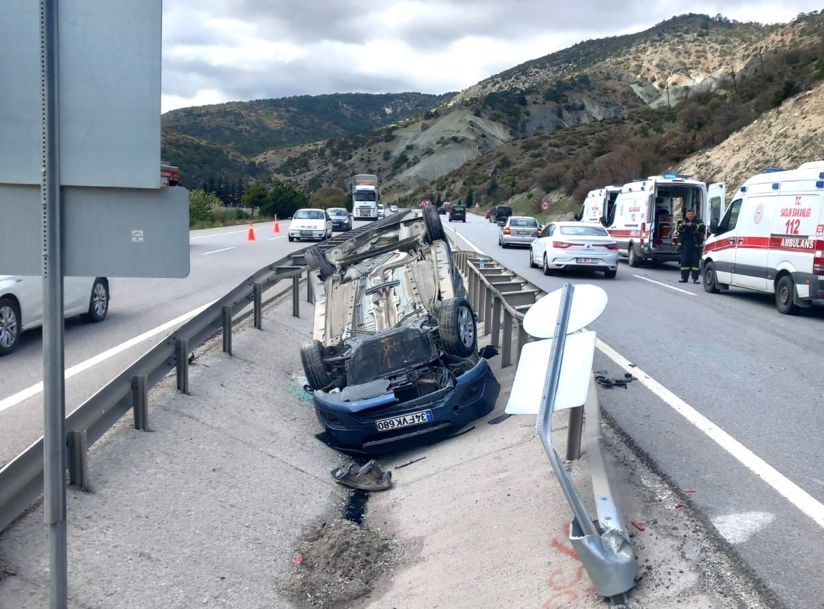 KÜTAHYA İKİ OTOMOBİL ÇARPIŞTI: 6 YARALI