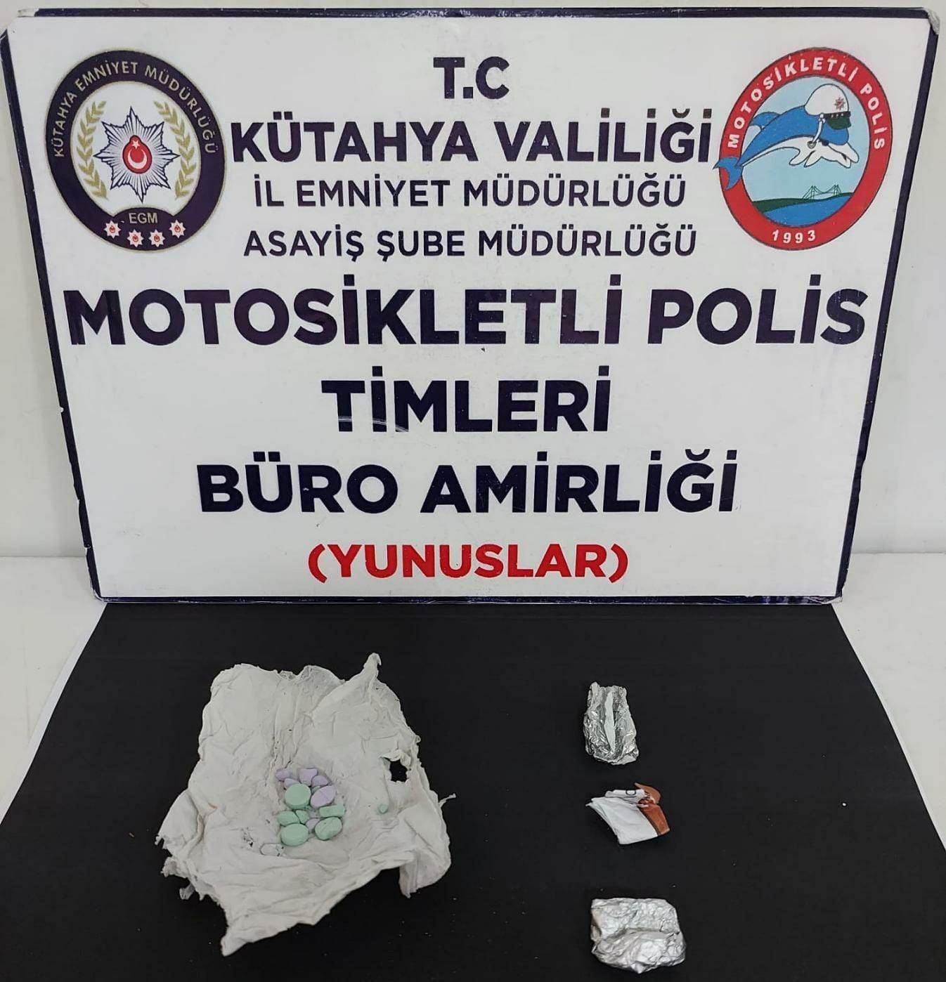 KÜTAHYA’DA ALKOLLÜ SÜRÜCÜNÜN ARACINDA UYUŞTURUCU ELE GEÇİRİLDİ