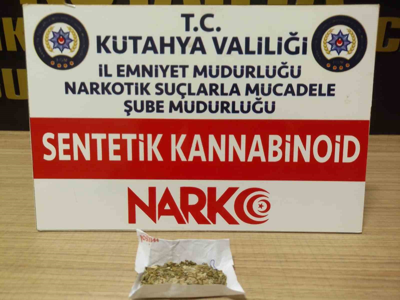 KÜTAHYA’DA BEKÇİLER BİR KİŞİNİN ÜZERİNDE UYUŞTURUCU ELE GEÇİRDİ