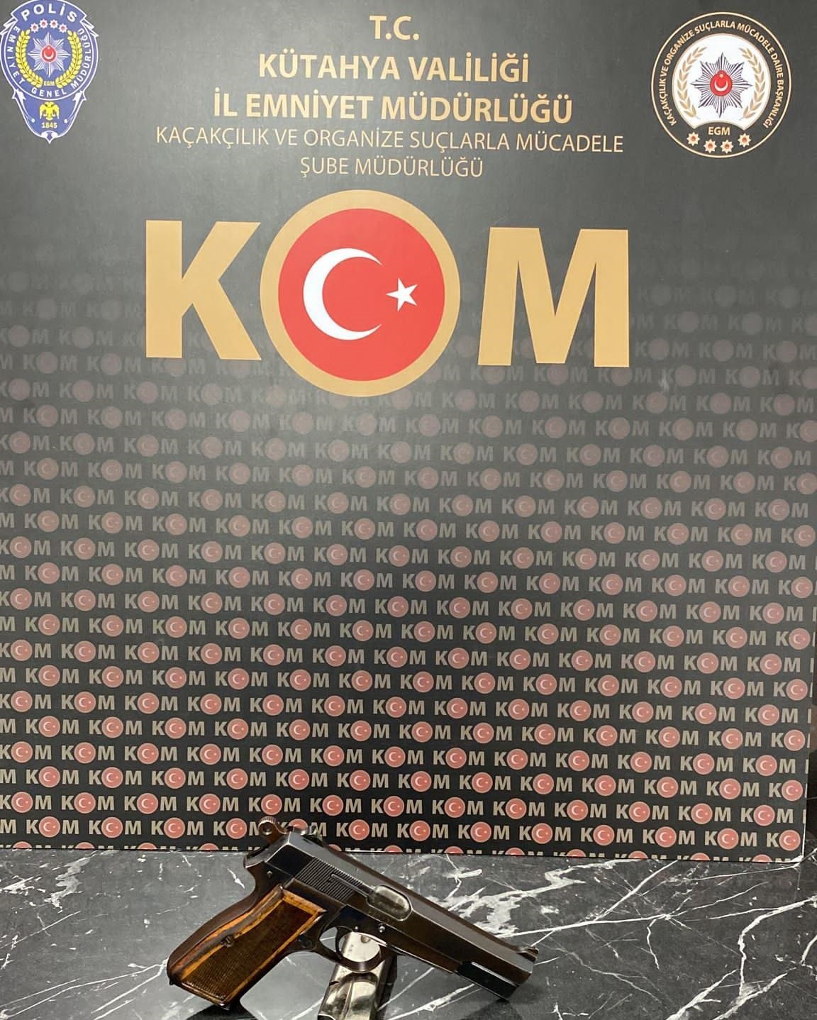KÜTAHYA’DA BİR EVDE RUHSATSIZ TABANCA ELE GEÇİRİLDİ