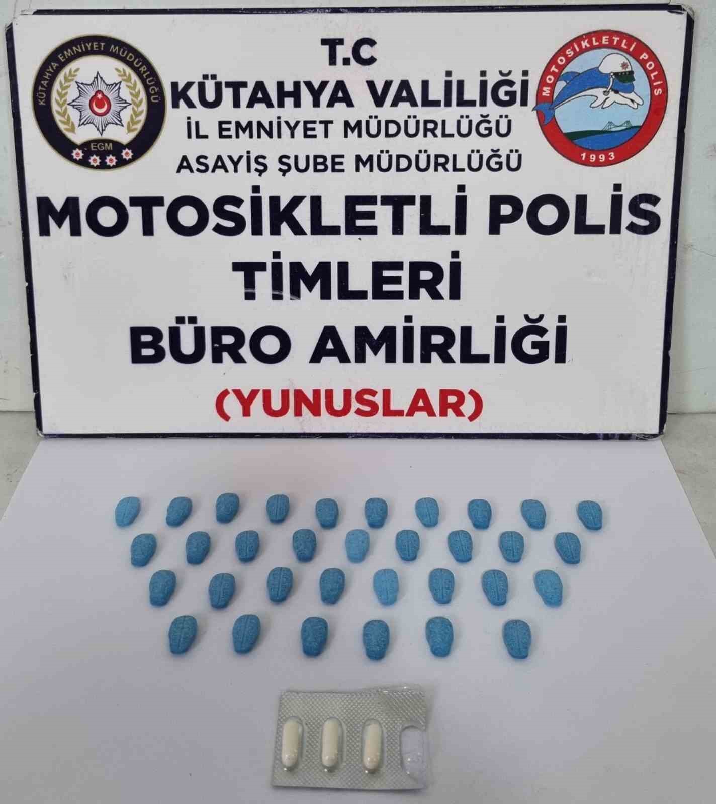 KÜTAHYA’DA BİR ŞAHSIN ÜZERİNDE UYUŞTURUCU HAP ELE GEÇİRİLDİ