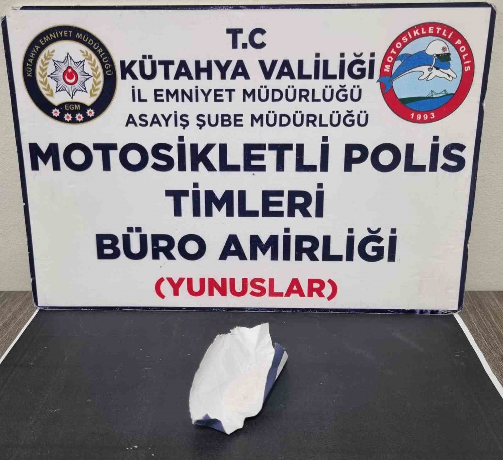 KÜTAHYA’DA BİR KİŞİNİN ÜZERİNDE UYUŞTURUCU MADDE ELE GEÇİRİLDİ