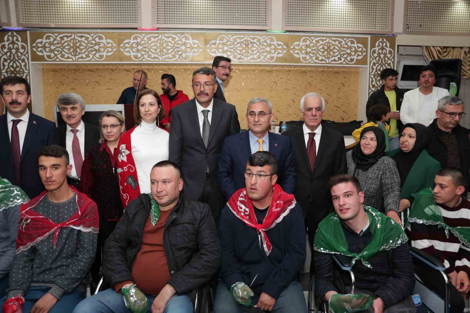 ENGELLİLER HAFTASI NEDENİYLE KÜTAHYA BELEDİYESİ, ŞEHİRDEKİ TÜM ENGELLİLERİ VE AİLELERİNİ