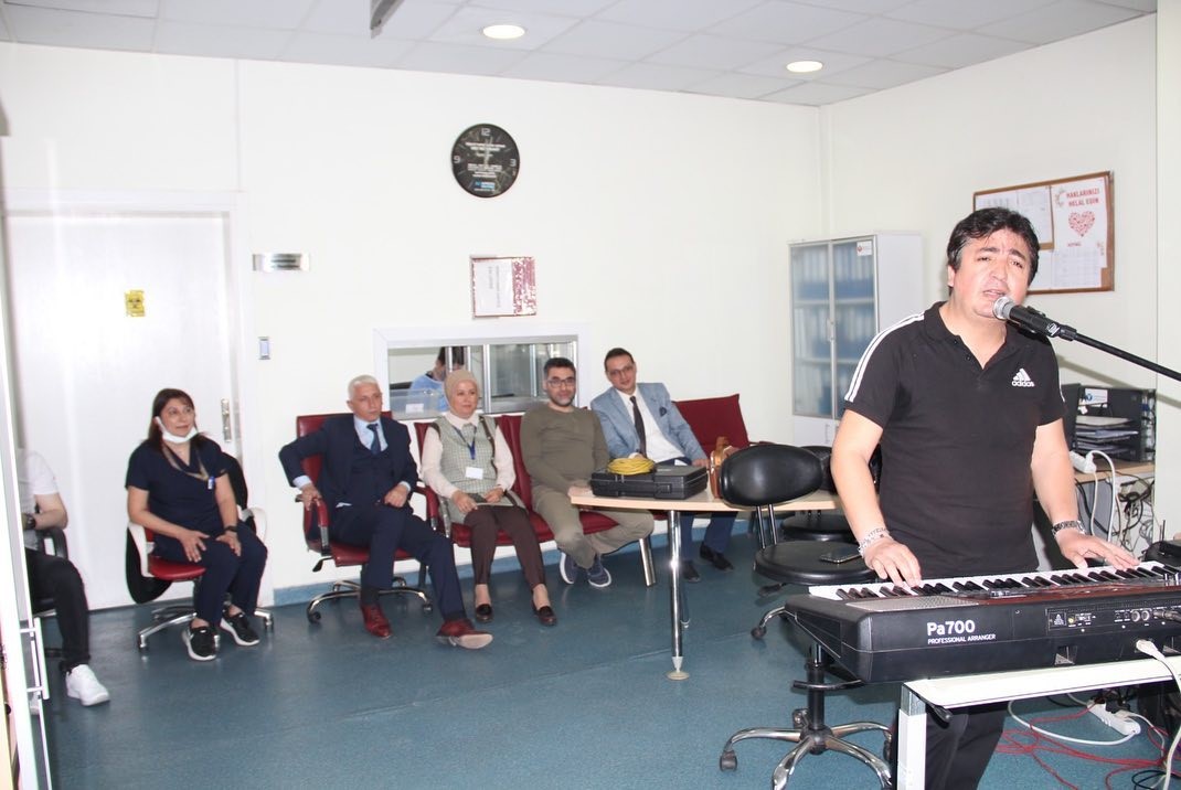 KÜTAHYA’DA KEMOTERAPİ TEDAVİSİ GÖREN HASTALARA MÜZİK DİNLETİSİ