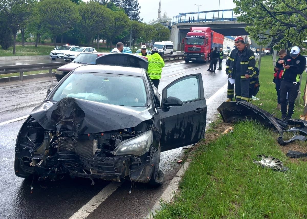 KÜTAHYA'DA KONTROLDEN ÇIKAN OTOMOBİL REFÜJDEKİ AĞACA ÇARPTI: 1 YARALI