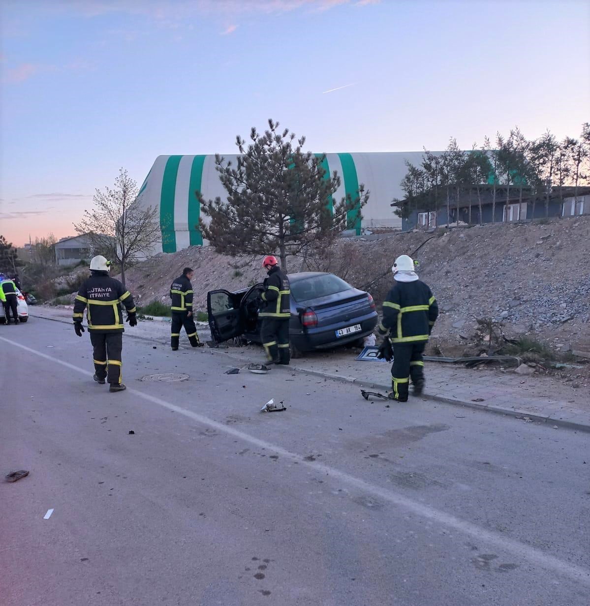 KÜTAHYA'DA OTOMOBİL YOL KENARINDAKİ AĞACA ÇARPTI: 1 YARALI