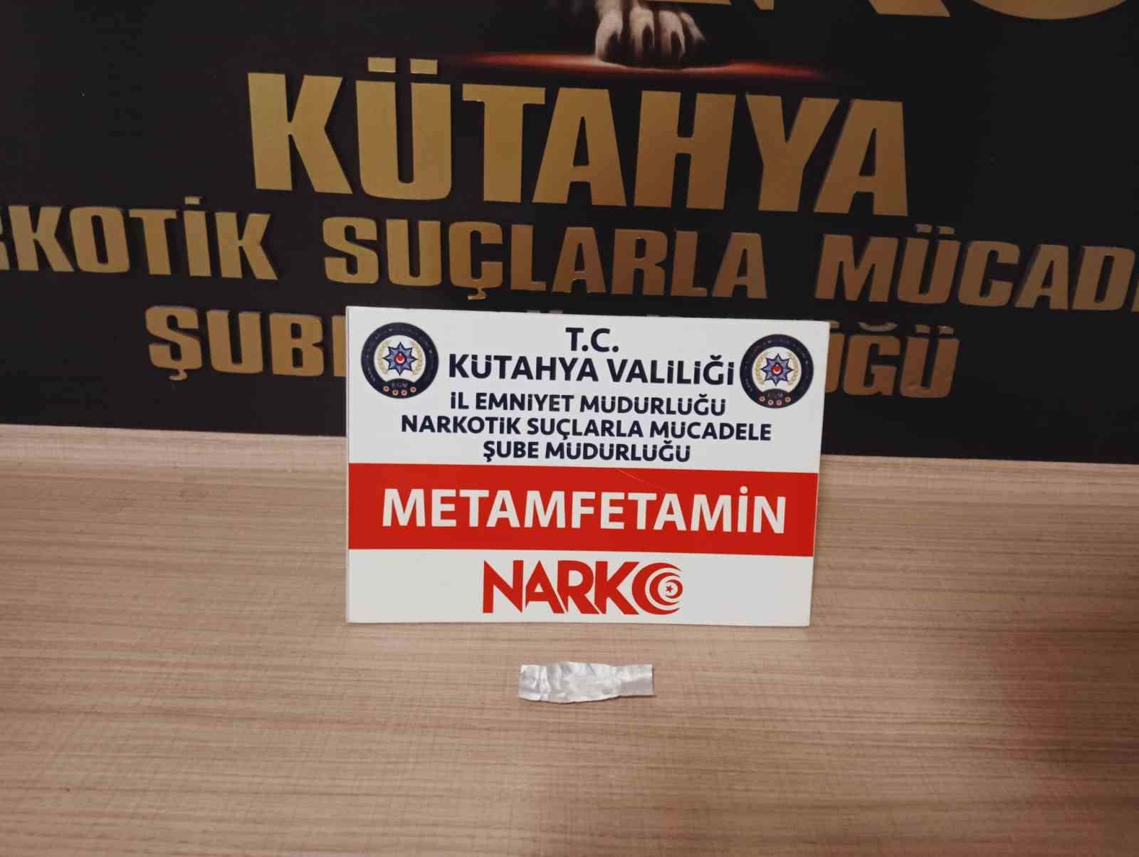 KÜTAHYA’DA ŞÜPHELİ ŞAHSIN ÜZERİNDE UYUŞTURUCU ELE GEÇİRİLDİ