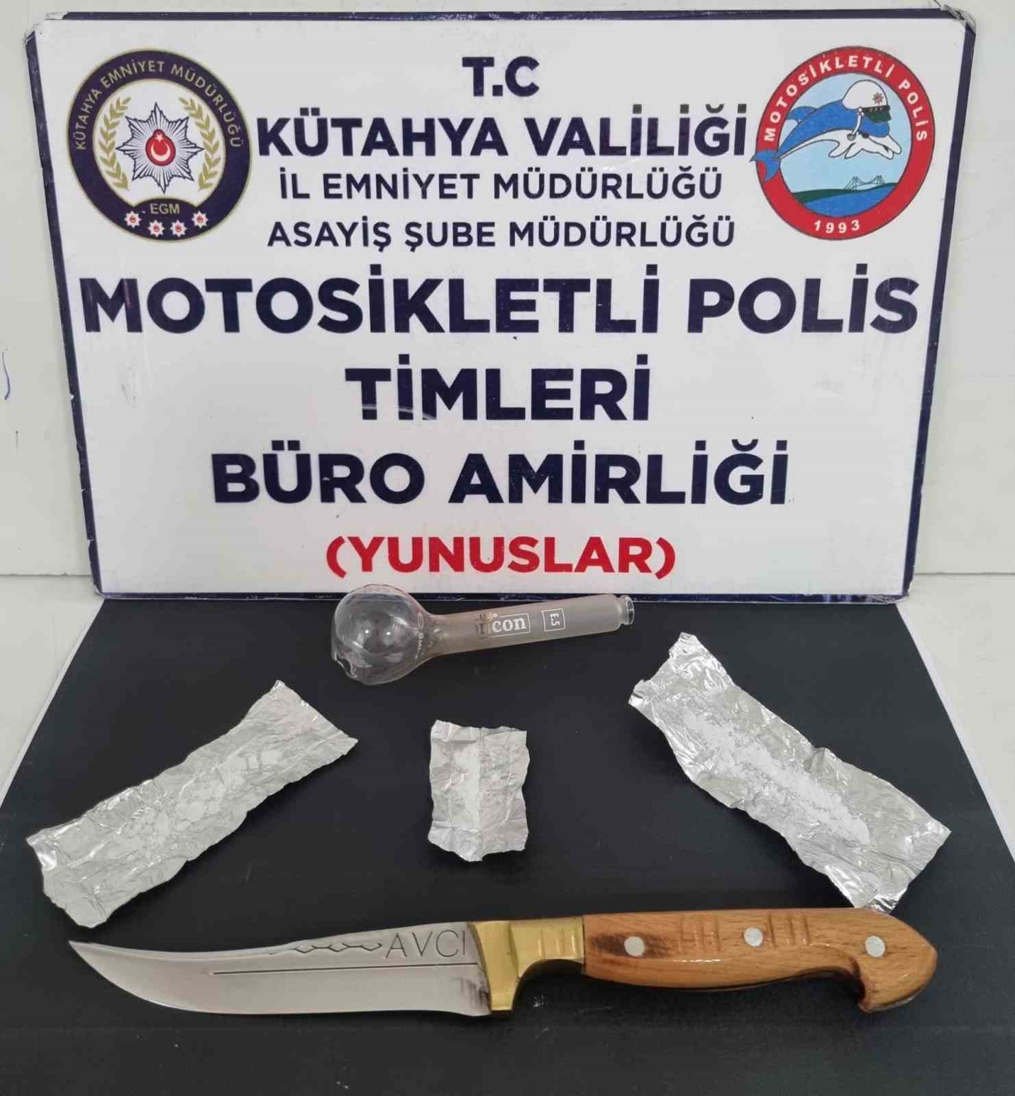 KÜTAHYA’DA BİR ŞAHSIN ÜZERİNDE UYUŞTURUCU MADDE VE KESİCİ ALET ELE