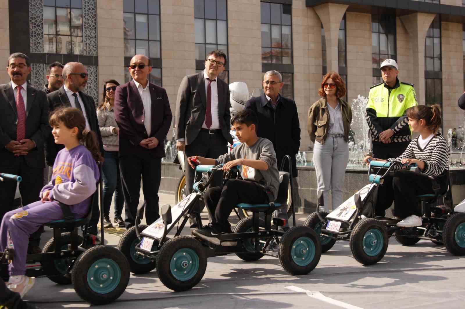 KÜTAHYA'DA UYGULAMALI TRAFİK EĞİTİMİ