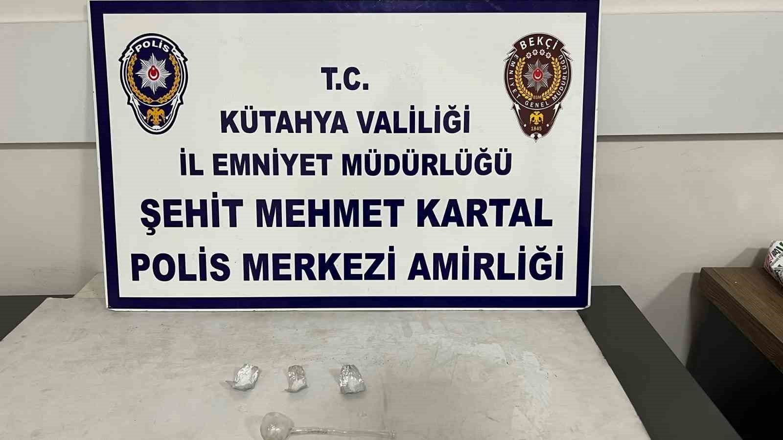 KÜTAHYA’DA YOKLAMA KAÇAĞI ŞAHSIN ÜZERİNDE UYUŞTURUCU ELE GEÇİRİLDİ