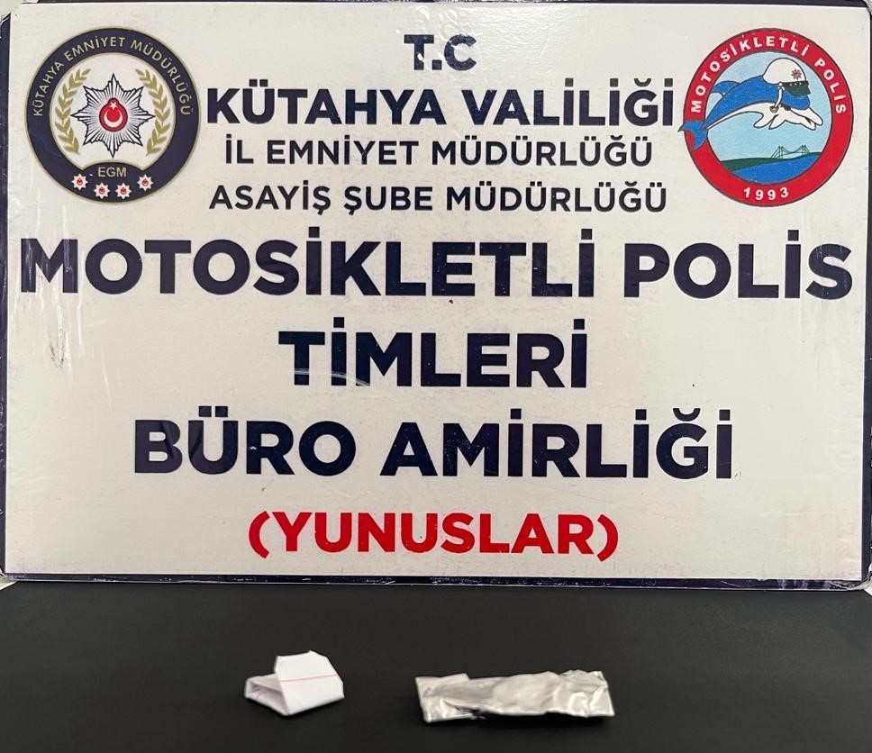 KÜTAHYA’DA YUNUS TİMLERİ BİR KİŞİNİN ÜZERİNDE UYUŞTURUCU ELE GEÇİRDİ