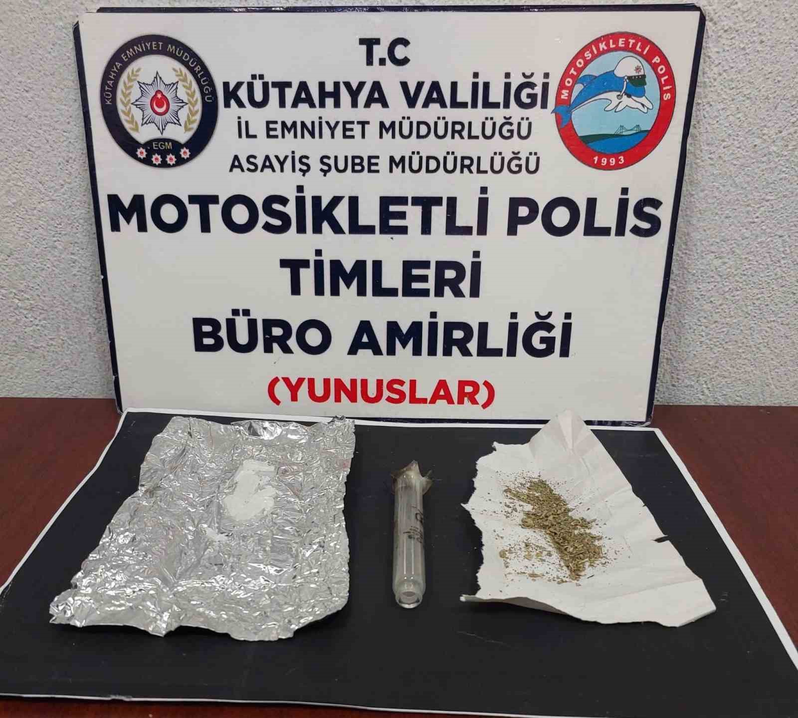 KÜTAHYA’DA YUNUS TİMLERİ BİR KİŞİNİN ÜZERİNDE UYUŞTURUCU ELE GEÇİRDİ