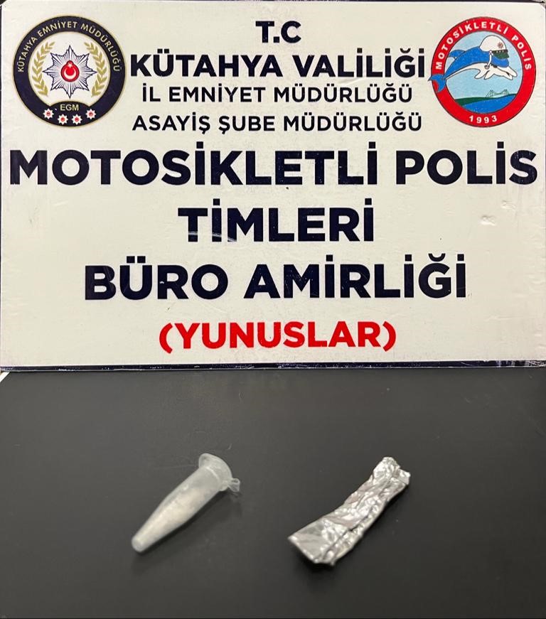 KÜTAHYA’DA YUNUS TİMLERİ ŞAHSIN ÜZERİNDE UYUŞTURUCU BULDU