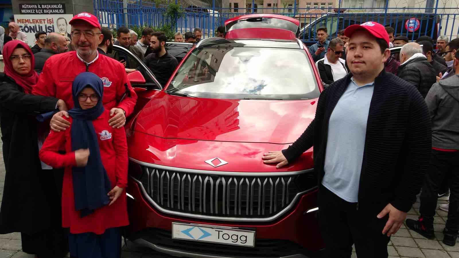 RKİYE'NİN YERLİ VE MİLLİ OTOMOBİLİ TOGG'UN ANADOLU ATEŞİ KIRMIZI RENKLİ