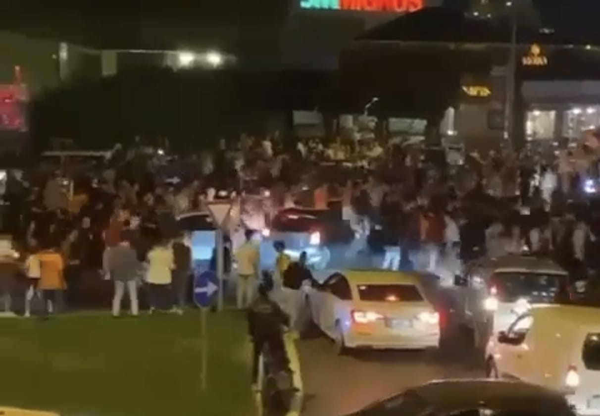 BURSA'NIN İNEGÖL İLÇESİNDE ÖFKELİ SÜRÜCÜ OTOMOBİLİNİ, GALATASARAY'IN ŞAMPİYONLUĞUNU KUTLAYAN VATANDAŞLARIN